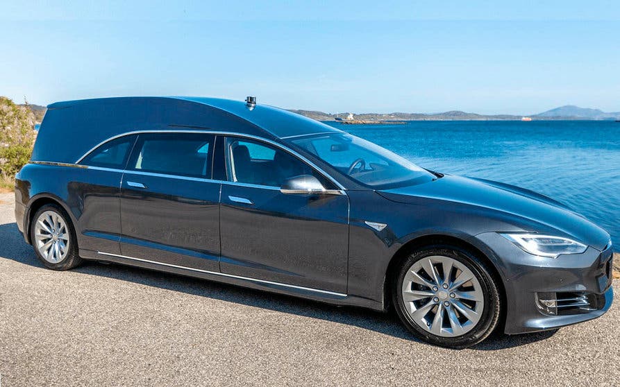  El Tesla Model S reconvertido a coche fúnebre por Coleman Milne ofrece sus servicios en Reino Unido. 