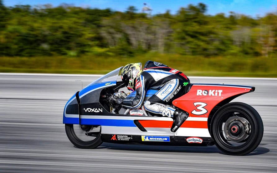  La motocicleta eléctrica Voxan Wattman pilotada por Max Biaggi ha establecido 19 nuevos récords del mundo. 