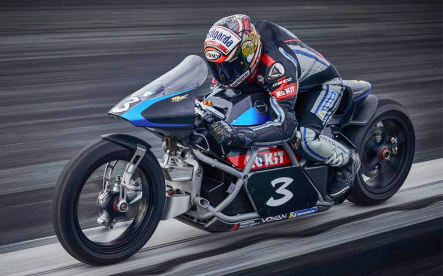  La Voxan Wattman, pilotada por Max Biaggi, ha logrado romper cinco récords del mundo y establecer otros seis nuevos sobre la pista del aeropuerto de Châteauroux en Francia. Foto: Voxan. 