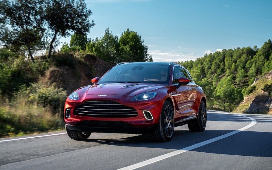  Aston Martin DBX, el SUV recién lanzado al mercado de la firma británica. 