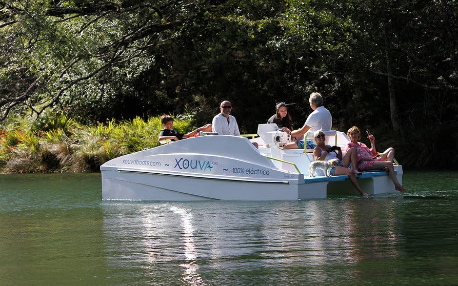  Su condición de catamarán le permite navegar de forma estable sin hacer olas. 