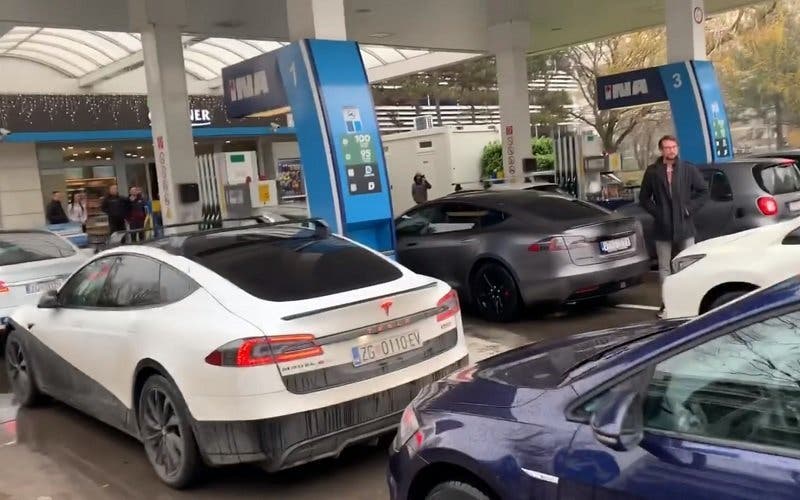  Multitud de coches eléctricos bloquean una gasolinera en señal de protesta 