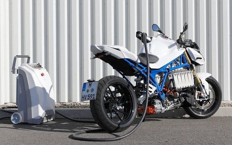  BMW ya está probando su primera moto eléctrica, la BMW E-Power Roadster Concept 