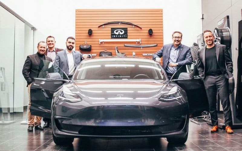  Acude a un concesionario de Infiniti buscando un coche eléctrico y le venden un Tesla Model 3 