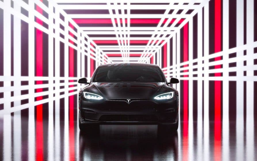  Tesla Model S Plaid. 