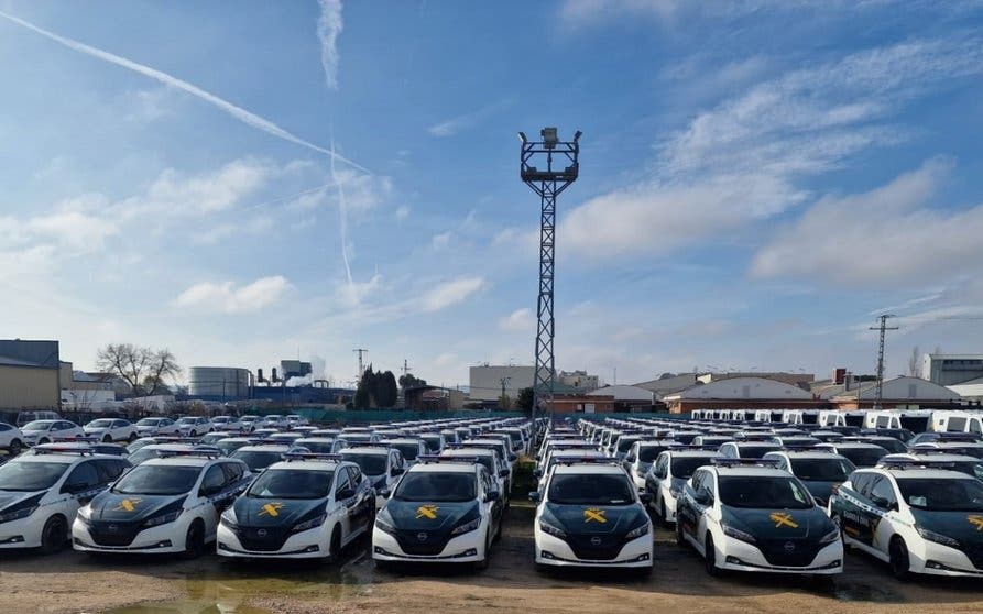  Cientos de coches eléctricos de la Guardia Civil no pueden operar porque no hay dónde cargarlos. 