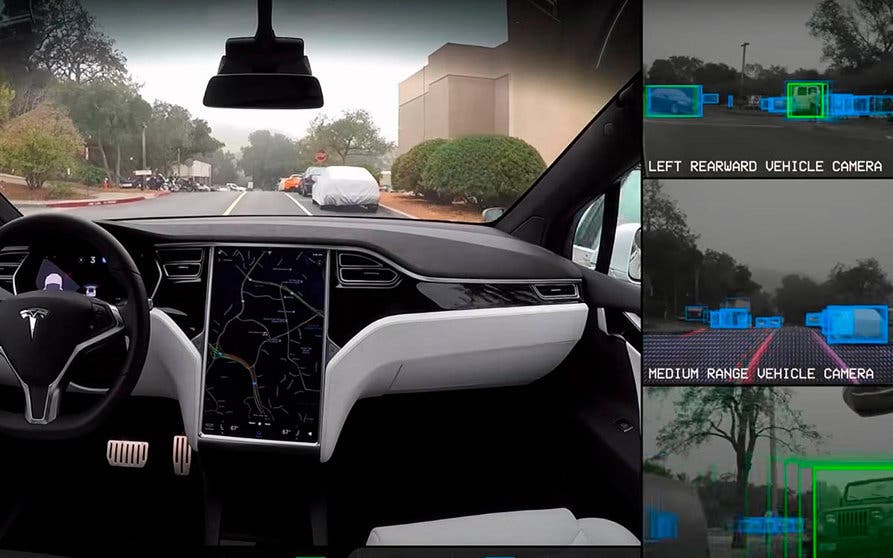  En el vídeo, el Tesla Model X hace un recorrido desde Menlo Park hasta el aparcamiento de la sede del fabricante en Palo Alto, California. 
