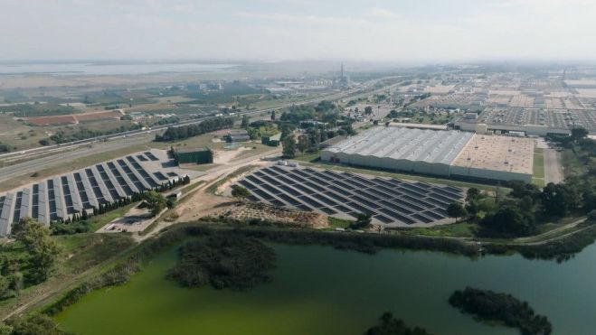 Las dos zonas de paneles solares instalados en la planta de Almussafes son capaces de producir la energía equivalente al funcionamiento de 1.400 hogares medios. Las dos zonas de paneles solares instalados en la planta de Almussafes son capaces de producir la energía equivalente al funcionamiento de 1.400 hogares medios.