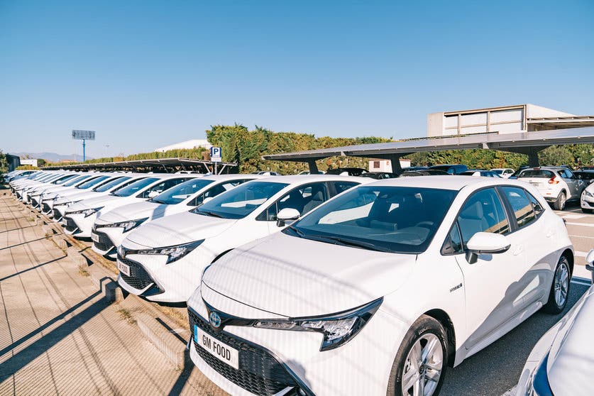  En Europa la media de ahorro de las flotas con coches eléctricos fue de 3.599 euros por unidad. En la imagen, flota de GM Food con los Toyota Corolla Electric Hybrid. 