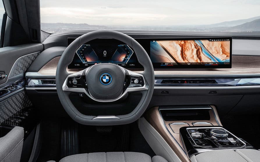  BMW buscará la simplicidad de sus interiores eliminando casi todos los botones físicos y derivando sus funciones hacia los paneles táctiles. 