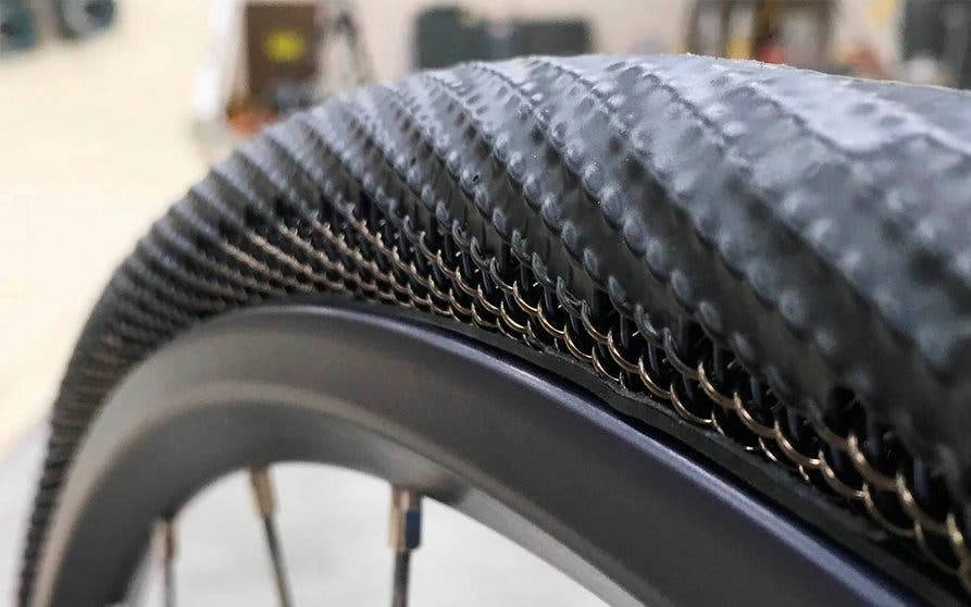  Los neumáticos METL no se ven afectados por los pinchazos y recuperan su forma después de deformarse. 