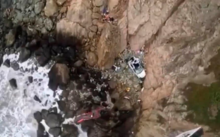  El Tesla Model Y acabó en el fondo del acantilado de Devil's Slide en California tras caer 800 metros. 