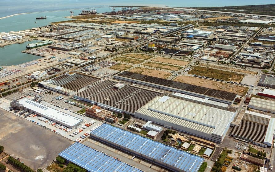 Vista aérea de la fábrica de SEAT en la Zona Franca, donde reacondicionará vehículos y baterías 