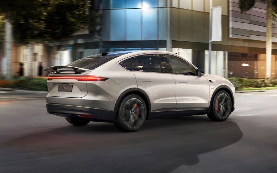  La parte trasera recuerda mucho a la de un Porsche Cayenne Coupé 