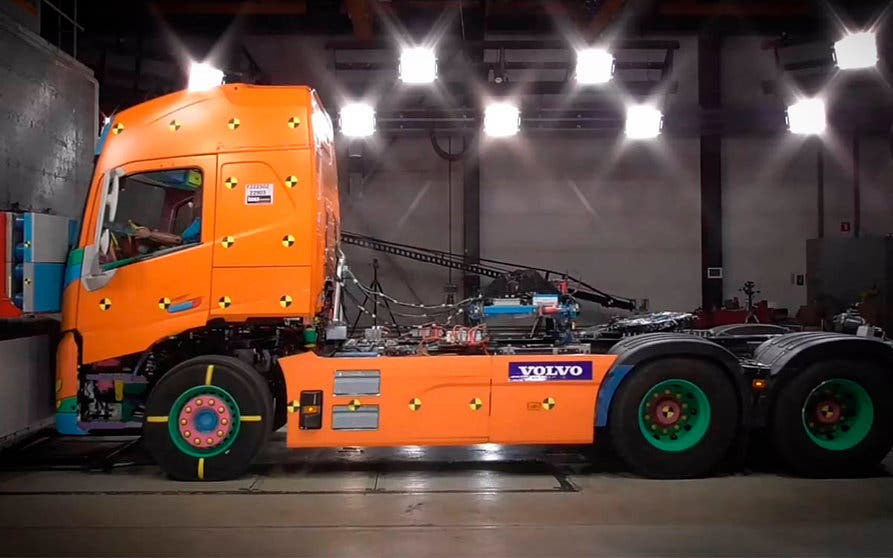  Los test de choque con camiones reales se realizan para confirmar los resultados de las pruebas virtuales. 