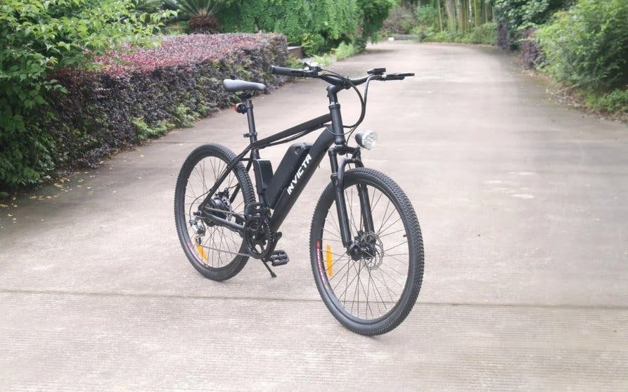  La Invicta Troky tiene un diseño híbrido entre bicicleta de montaña y urbana 