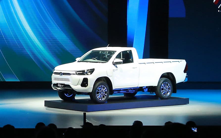 Toyota ha presentado la versión elétrica de su pick-up, la Hilux Revo. 