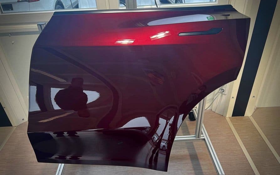  Primera imagen de la pintura 'Midnight Red Cherry' en una puerta trasera del Model Y 