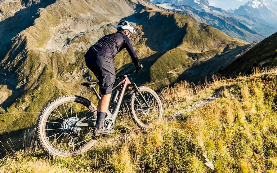  La eRide Lumen de Scott ha sido diseñada para el trail: escala pendientes y desciende senderos sin renunciar a la agilidad de una bicicleta de montaña tradicional. 