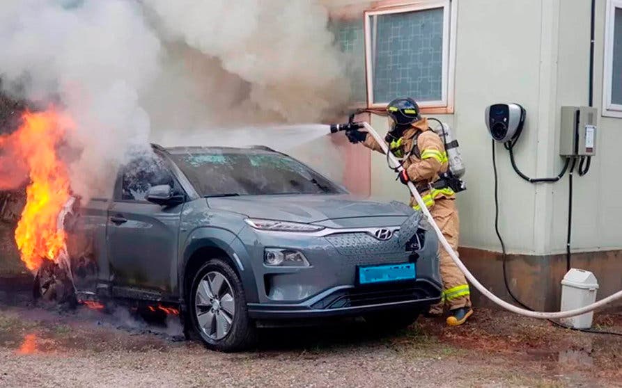  El formato de las celdas que constituyen las baterías de un vehículo eléctrico es fundamental a la hora de elegir los materiales que se emplearán para proteger el vehículo de un eventual incendio. 