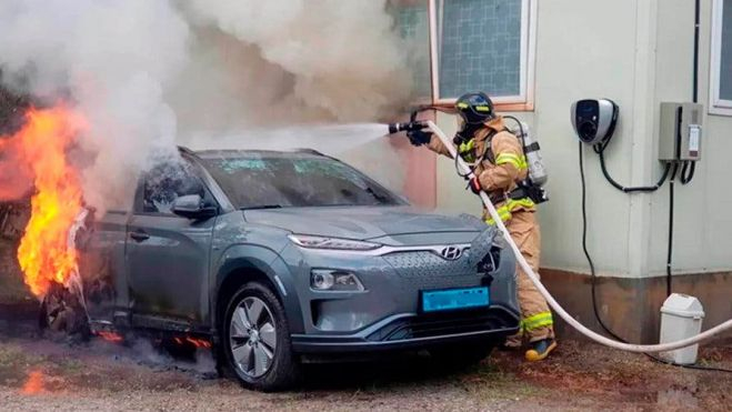  El formato de las celdas que constituyen las baterías de un vehículo eléctrico es fundamental a la hora de elegir los materiales que se emplearán para proteger el vehículo de un eventual incendio. 