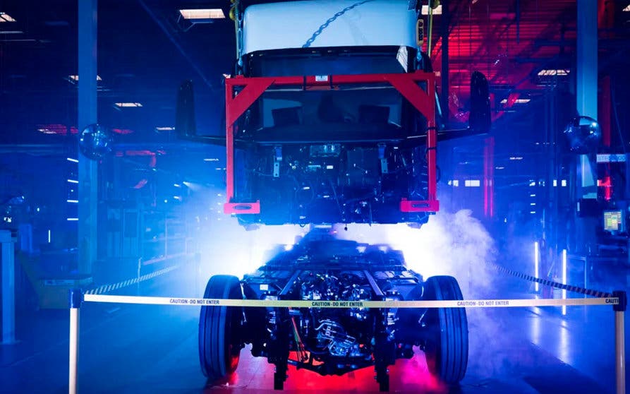  El "tren de potencia de mil voltios" es completamente nuevo y es directamente responsable de la "excelente eficiencia del vehículo", dijo Elon Musk durante el evento de entrega de las primeras unidades del Tesla Semi. 