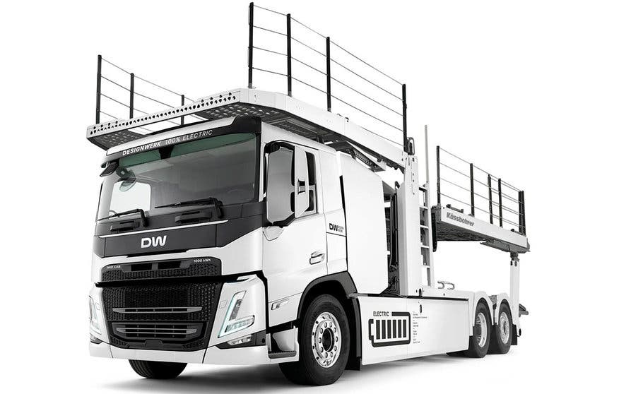  El Car Carrier está construido sobre un chasis Volvo FM básico con cuatro motores de 500 kW (670 CV) de potencia y una batería modular que puede alcanzar hasta los 1.000 kWh de capacidad. 