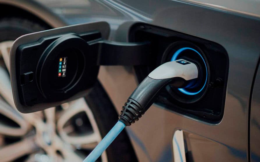  La potencia de carga rápida en corriente continua se ha convertido en un argumento de ventas para los fabricantes y en una jerarquía a la hora de clasificar los coches eléctricos. 