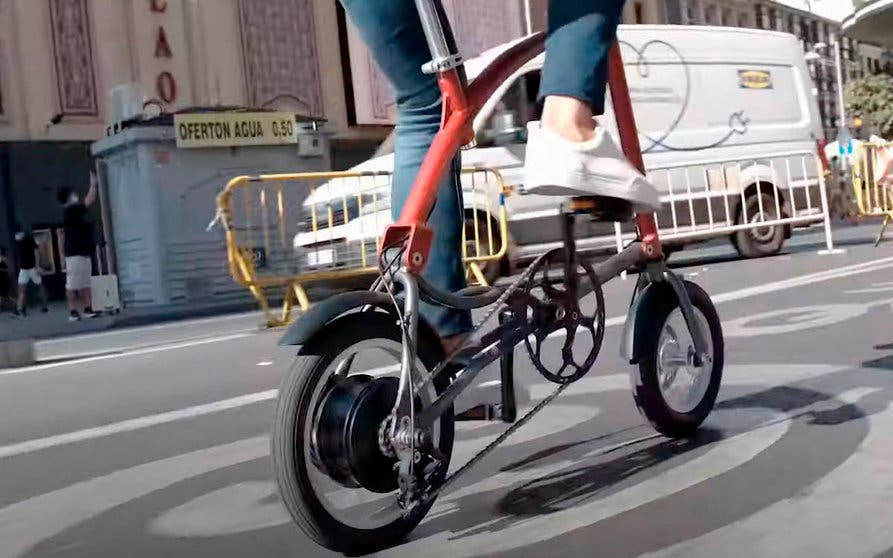  La tecnología que Ossby utiliza en sus bicicletas eléctricas le permite cambiar por completo el tradicional diseño del cuadro, logrando que sea plegable, ligera, compacta y que proporcione una gran maniobrabilidad. 