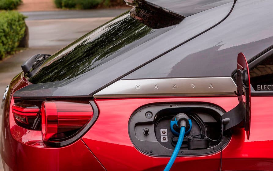  Mazda acelera sus planes de electrificación que le llevarán a ofrecer un modelo electrificado a partir de 2028, que será cuando ofrezca coches 100 % eléctrico a gran escala. 