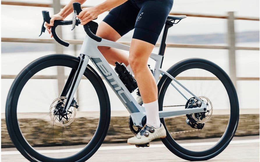  La BMC Roadmachine 01 AMP X se ubica entre las bicicletas eléctricas premium de su segmento gracias con la inclusión de soluciones tecnológicas como el nuevo e innovador motor desarrollado por la empresa alemana TQ. 