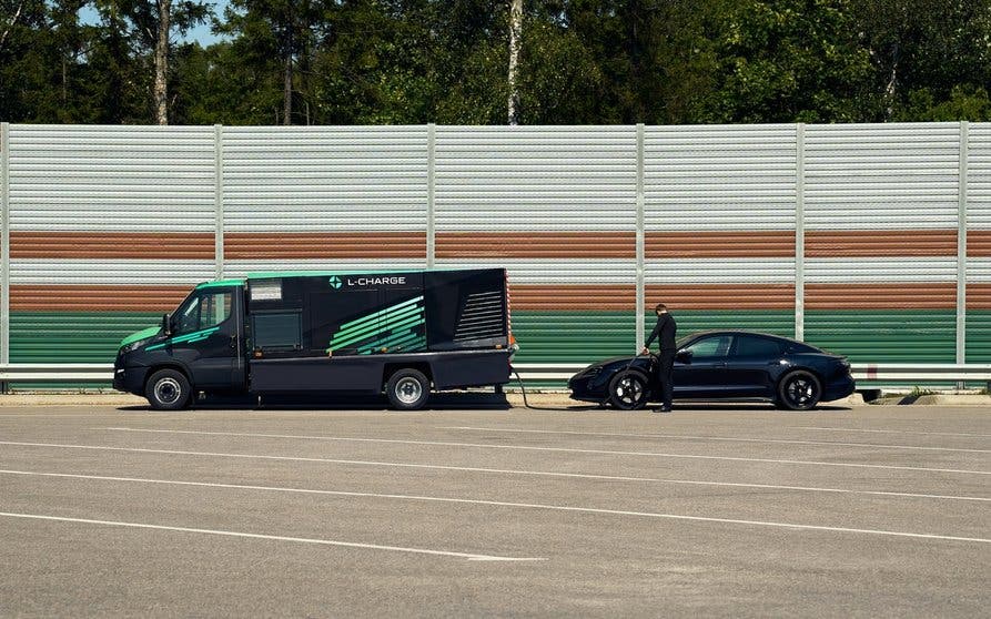  Llega a España el primer cargador móvil ultrarrápido para coches eléctricos 