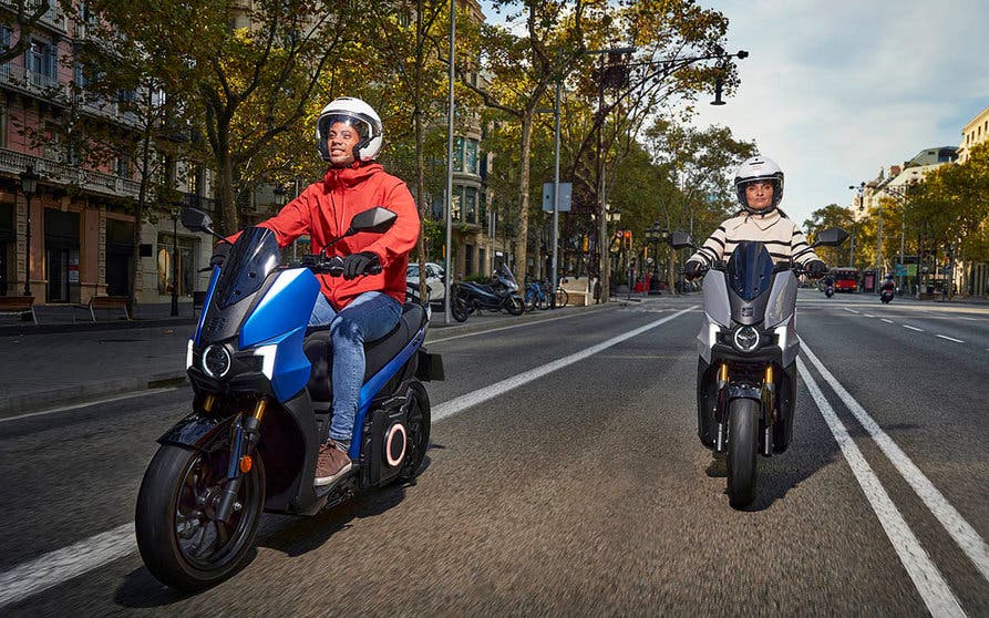  Nuevo SEAT MÓ 125 Performance, la versión vitaminada del scooter eléctrico de SEAT que aporta mayor dinamismo y seguridad a la conducción. 
