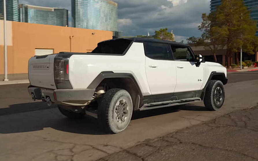  Vídeo: Destroza un Hummer eléctrico nada más salir del concesionario en un salto fatídico 