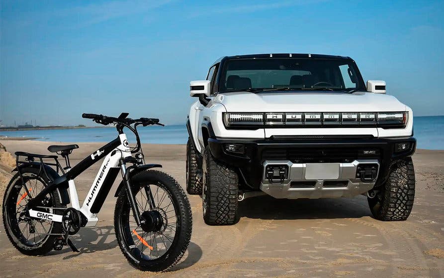  La bicicleta eléctrica GMC Hummer EV AWD es un complemento a la pick-up eléctrica para explorar rutas fuera de las vías públicas. 