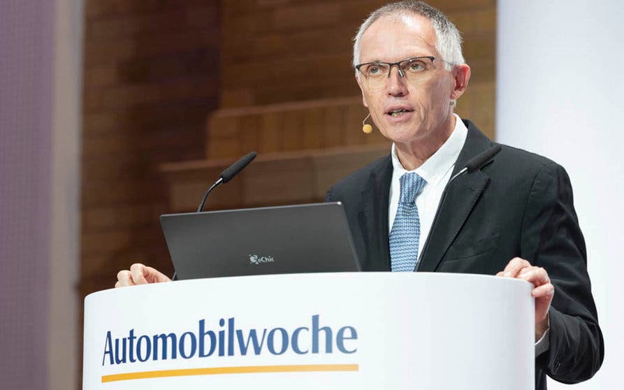  Carlos Tavares, CEO de Stellantis, en la conferencia Automobilwoche donde ha manifestado que la nueva norma europea sobre contaminación Euro 7 supone una contradicción porque obliga a los fabricantes europeos a trabajar sobre una tecnología que se acabará prohibiendo en 2035. 