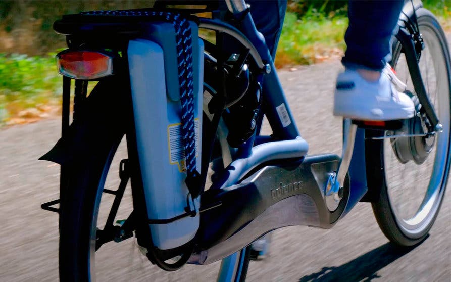  La bicicleta eléctrica Van Raam Balance ofrece una posición de conducción diferente al resto de los modelos del mercado, ya que permite poner los dos pies en el suelo cuando está parada. 
