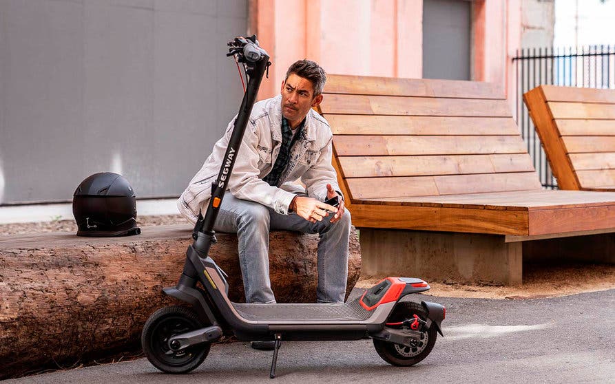  Segway-Ninebot lanza la nueva serie P en la que se incluyen el P65E y el P100SE, dos nuevos patinetes eléctricos, uno para recorridos urbanos y otro todoterreno, que permiten desplazarse con mayor seguridad por las ciudades. 