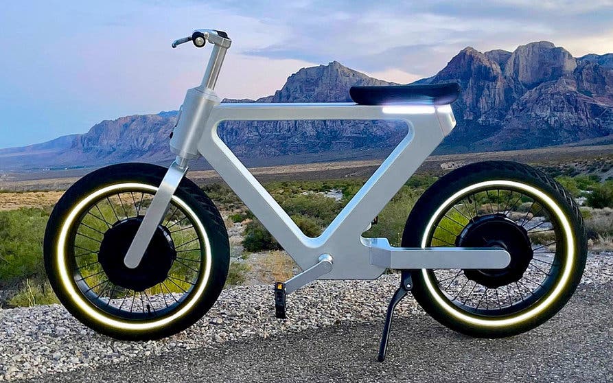  La bicicleta eléctrica Weel EV-B, inspirada en el Tesla Cybertruck, incorpora un software y un hardware que la convierte en el vehículo de dos ruedas más inteligente que se haya construido jamás, según sus creadores. 