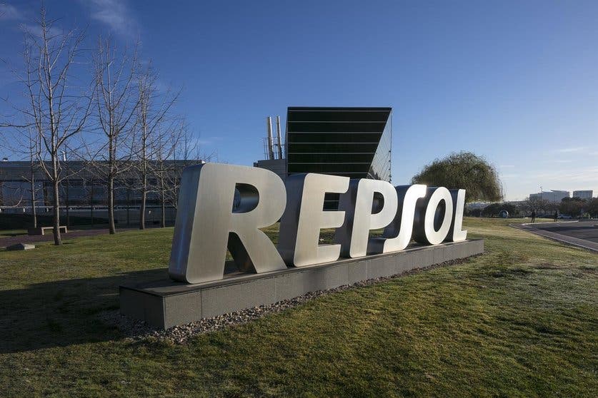  El punto de recarga que ha instalado Repsol en la vía pública en Madrid cuenta con hasta ocho plazas. 