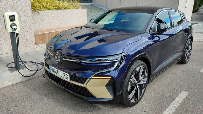  El Renault Megane E-TECH es un cambio radical en cuanto a diseño, concepción y tecnología si se compara con el Renault Mégane fabricado hasta ahora, pero lo fundamental es que Renault ha convertido en eléctrico el modelo más importante de su catálogo. 