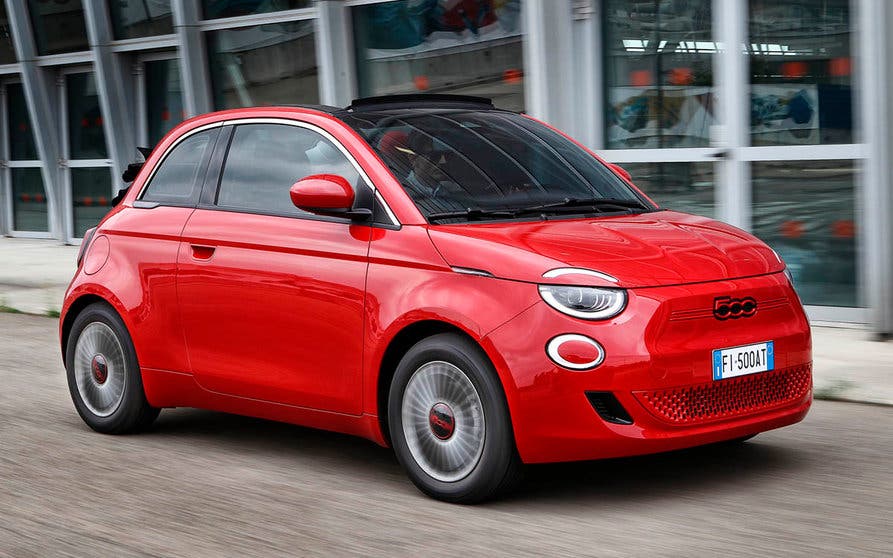  I
El FIAT 500 eléctrico debe su éxito a heredar las formas y la estética de su predecesor. 