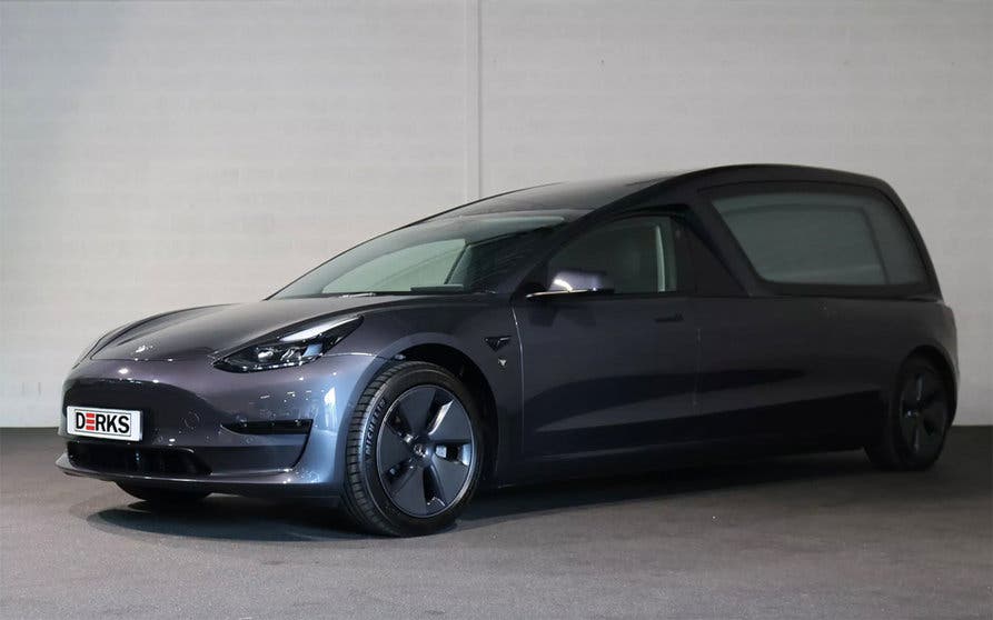  Esta versión fúnebre del Tesla Model 3 ha sido realizada por la compañía holandesa Derks 