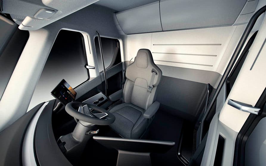  El diseño de la cabina del Tesla Semi nada tiene que ver con el de los camiones convencionales. 