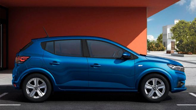 Dacia continúa apostando por ser el campeón de los motores de combustión con su estrategia de mantenerse como una marca ecológica que no se convertirá en eléctrica hasta 2035. Este límite, el que ha puesto para todos la Unión Europea, es el que le da la marca al Sandero para mantenerse como un coche de combustión. Sin embargo, durante el Salón del Automóvil de París, su CEO, Denis Le Vot, ha asegurado que una versión completamente eléctrica es muy probable y que podría llegar unos cuantos años antes de este límite.De Vot ha reafirmado la estrategia de Dacia de convertirse en una marca completamente eléctrica en el último momento posible. La firma continuará desarrollando motores de combustión (ICE) y mantiene su idea de que la próxima generación del Dacia Sandero continúe ofreciendo un tren motriz de combustión, aunque no reniega de que la versión eléctrica es altamente probable.Así lo ha afirmado en el Salón de París, tal y como informa Autocar. Le Vot dijo que la compañía no buscará una oferta totalmente eléctrica para 2030 ni en el resto del mundo, porque amenazaría la posición de la marca como una de las más asequibles del mercado. Pero cuando lance su primer coche eléctrico para todos los mercados masivos (teniendo en cuanta que el Spring solo se vende en algunos mercados europeos), lo más probable es que esté basado en el Sandero, tal y como confirmó el jefe de ingeniería del Grupo Renault, Gilles Le Borgne. "Podemos hacer un automóvil multienergía con versiones de combustión y eléctrica para Dacia cuando sea necesario", dijo. "Estamos bien preparados. Tarde o temprano sabemos que lo necesitaremos. Aunque todavía no hay fecha, el próximo Sandero es un candidato ideal para ello".Le Vot reiteró que, cuando llegue ese momento, Dacia se electrificará de la manera más económica y eficiente posible "aprovechando los activos" del Grupo Renault , utilizando la tecnología y la arquitectura desarrolladas por su empresa matriz para sus propios coches eléctricos y ahorrando así sobrecostes en el desarrollo.Es decir, el Sandero eléctrico se basará en la plataforma CMF BEV de Renault-Nissan, que comparte sus componentes principales con la arquitectura CMF-B utilizada actualmente por Dacia y destinada a ser la base de su próxima generación, lo que significa que tanto la versión de combustión como la eléctrica podrían construirse en la misma línea de montaje.De Vot afirma que seguirán trabajando en "tecnología ICE baja en carbono para el futuro", continuó, aclarando que se refería a los ingenieros internos de propios de Dacia. Citó la experiencia de la empresa rumana en el uso de gas licuado de petróleo (GLP) como un medio para hacer funcionar los ICE convencionales de manera más eficiente y limpia.El Sandero tendrá todavía dos generaciones antes de 2035, "que es la parada legal, si sucede, para los ICE", añadió, sugiriendo que el Sandero de próxima generación (o el modelo del segmento B de cinco puertas equivalente) podría llegar en 2028 o 2029 con un tren motriz ICE, compartiendo catálogo con dos SUV: el Duster (2024) y el Bigsert (2025), que estarán a la venta hasta 2032 y 2033 respectivamente. Aunque Dacia también tiene acceso a la tecnología híbrida de Renault, Le Vot afirma sus vehículos pueden mantenerse como ICE mientras la competencia es híbrida, gracias a que son más livianos. Se espera que este Sandero electrificado, que utiliza el sistema híbrido completo E-Tech de Renault, se ponga a la venta en esta generación, ya que para la próxima necesitará esta opción para permanecer a la venta en Europa. Dacia continúa apostando por ser el campeón de los motores de combustión con su estrategia de mantenerse como una marca ecológica que no se convertirá en eléctrica hasta 2035. Este límite, el que ha puesto para todos la Unión Europea, es el que le da la marca al Sandero para mantenerse como un coche de combustión. Sin embargo, durante el Salón del Automóvil de París, su CEO, Denis Le Vot, ha asegurado que una versión completamente eléctrica es muy probable y que podría llegar unos cuantos años antes de este límite.De Vot ha reafirmado la estrategia de Dacia de convertirse en una marca completamente eléctrica en el último momento posible. La firma continuará desarrollando motores de combustión (ICE) y mantiene su idea de que la próxima generación del Dacia Sandero continúe ofreciendo un tren motriz de combustión, aunque no reniega de que la versión eléctrica es altamente probable.Así lo ha afirmado en el Salón de París, tal y como informa Autocar. Le Vot dijo que la compañía no buscará una oferta totalmente eléctrica para 2030 ni en el resto del mundo, porque amenazaría la posición de la marca como una de las más asequibles del mercado. Pero cuando lance su primer coche eléctrico para todos los mercados masivos (teniendo en cuanta que el Spring solo se vende en algunos mercados europeos), lo más probable es que esté basado en el Sandero, tal y como confirmó el jefe de ingeniería del Grupo Renault, Gilles Le Borgne. "Podemos hacer un automóvil multienergía con versiones de combustión y eléctrica para Dacia cuando sea necesario", dijo. "Estamos bien preparados. Tarde o temprano sabemos que lo necesitaremos. Aunque todavía no hay fecha, el próximo Sandero es un candidato ideal para ello".Le Vot reiteró que, cuando llegue ese momento, Dacia se electrificará de la manera más económica y eficiente posible "aprovechando los activos" del Grupo Renault , utilizando la tecnología y la arquitectura desarrolladas por su empresa matriz para sus propios coches eléctricos y ahorrando así sobrecostes en el desarrollo.Es decir, el Sandero eléctrico se basará en la plataforma CMF BEV de Renault-Nissan, que comparte sus componentes principales con la arquitectura CMF-B utilizada actualmente por Dacia y destinada a ser la base de su próxima generación, lo que significa que tanto la versión de combustión como la eléctrica podrían construirse en la misma línea de montaje.De Vot afirma que seguirán trabajando en "tecnología ICE baja en carbono para el futuro", continuó, aclarando que se refería a los ingenieros internos de propios de Dacia. Citó la experiencia de la empresa rumana en el uso de gas licuado de petróleo (GLP) como un medio para hacer funcionar los ICE convencionales de manera más eficiente y limpia.El Sandero tendrá todavía dos generaciones antes de 2035, "que es la parada legal, si sucede, para los ICE", añadió, sugiriendo que el Sandero de próxima generación (o el modelo del segmento B de cinco puertas equivalente) podría llegar en 2028 o 2029 con un tren motriz ICE, compartiendo catálogo con dos SUV: el Duster (2024) y el Bigsert (2025), que estarán a la venta hasta 2032 y 2033 respectivamente. Aunque Dacia también tiene acceso a la tecnología híbrida de Renault, Le Vot afirma sus vehículos pueden mantenerse como ICE mientras la competencia es híbrida, gracias a que son más livianos. Se espera que este Sandero electrificado, que utiliza el sistema híbrido completo E-Tech de Renault, se ponga a la venta en esta generación, ya que para la próxima necesitará esta opción para permanecer a la venta en Europa.