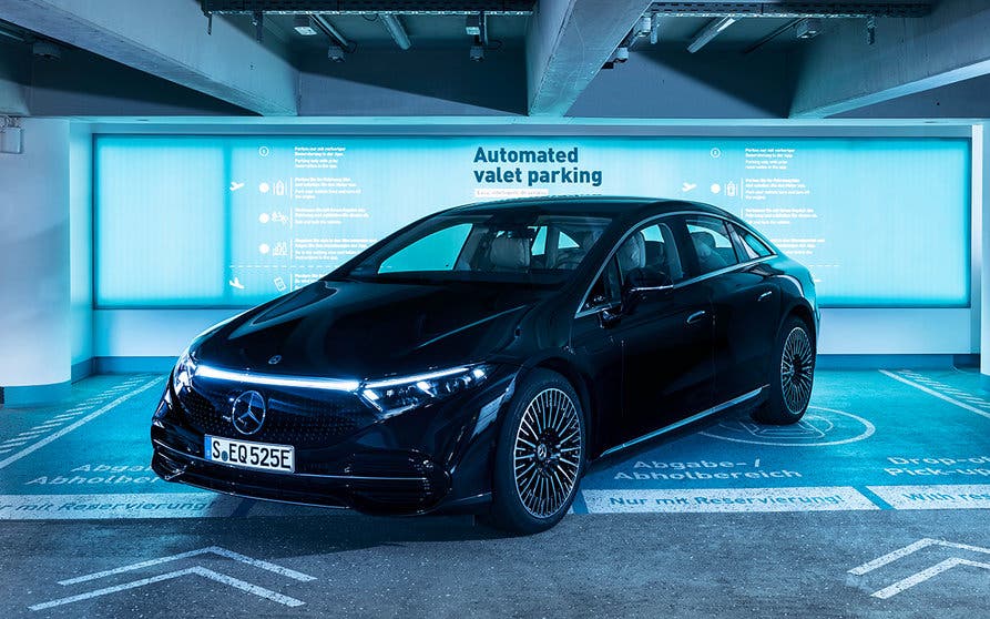  Mercedes-Benz recibe la primera aprobación para que sus modelos más avanzados puedan aparcar de forma autónoma 