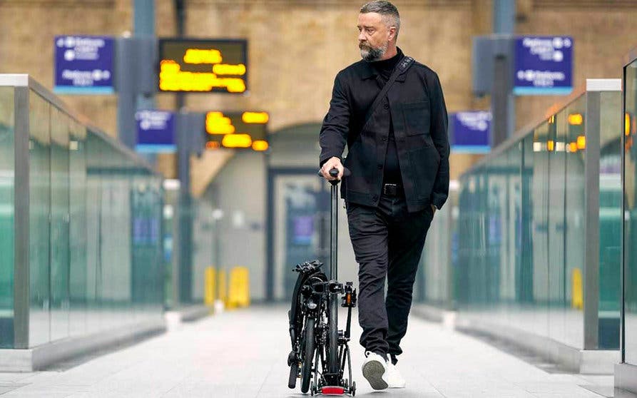  Las dos bicicletas eléctricas de Brompton logran combinar el sistema de asistencia eléctrica y el mecanismo de plegado sin penalizar excesivamente su peso, lo que las convierte en vehículos muy prácticos en la ciudad. 