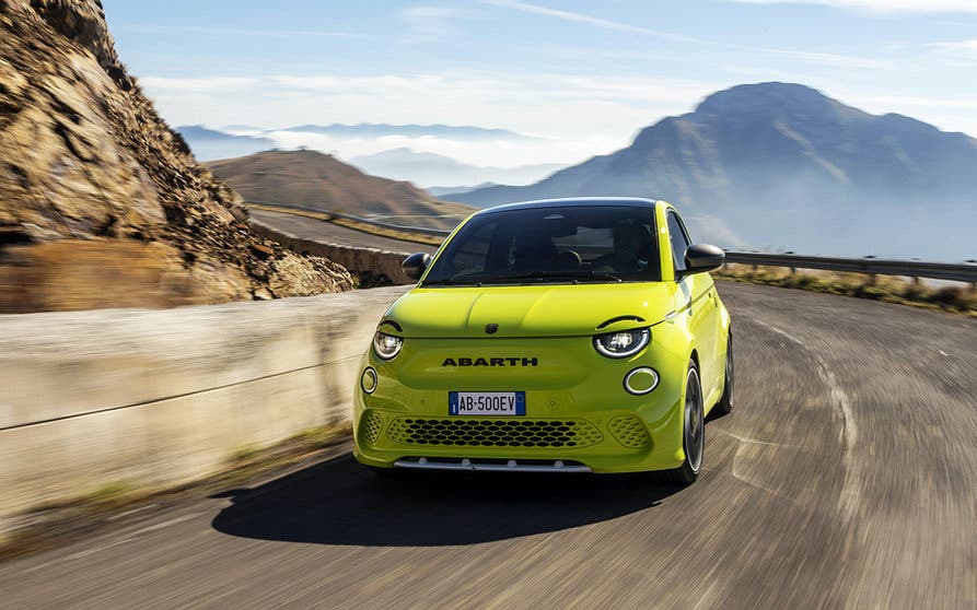  La familia del Abarth 500e será ampliada con nuevas versiones más "picantes" 