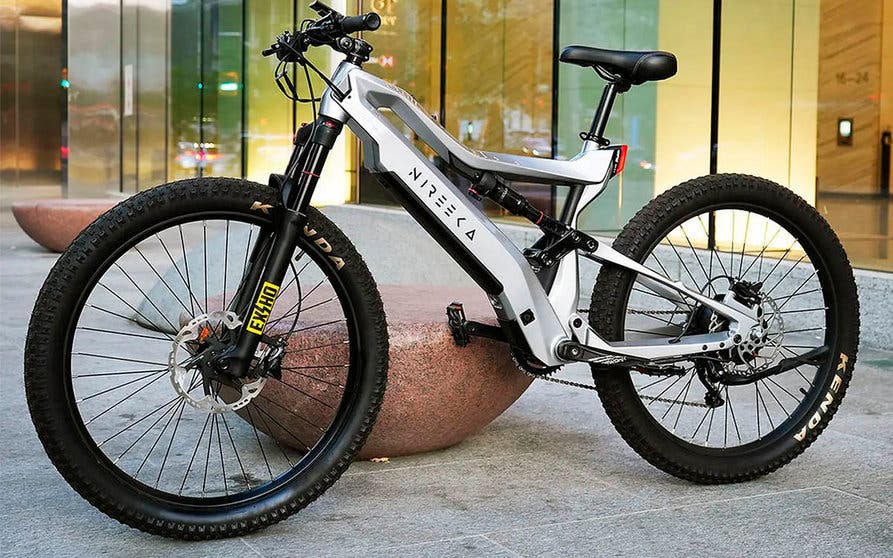  Nireeka presenta la bicicleta eléctrica Revenant, basada en un cuadro de fibra de carbono, un amortiguador de aire diagonal y un motor de 1.000 W con opción de incluir uno de 250 W. 