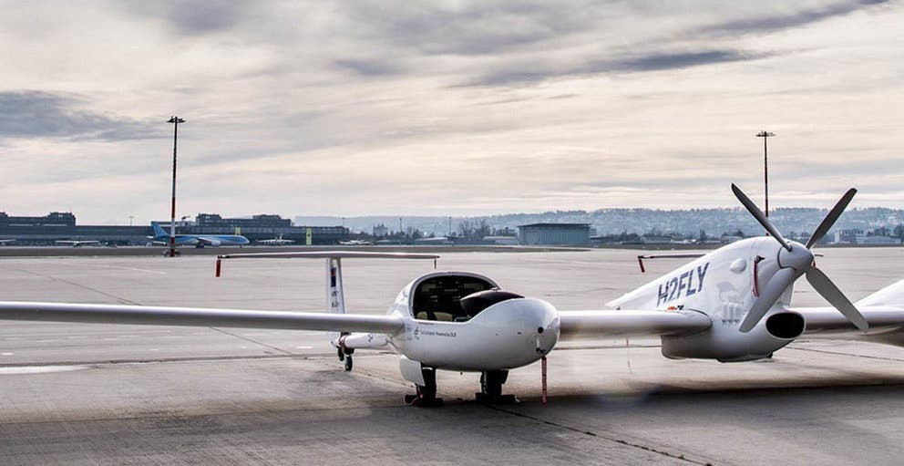  El avión eléctrico HY4 de H2Fly es un prototipo de cuatro asientos que se alimenta de una pila de combustible de hidrógeno líquido, lo que supone un hito para la aviación eléctrica. 